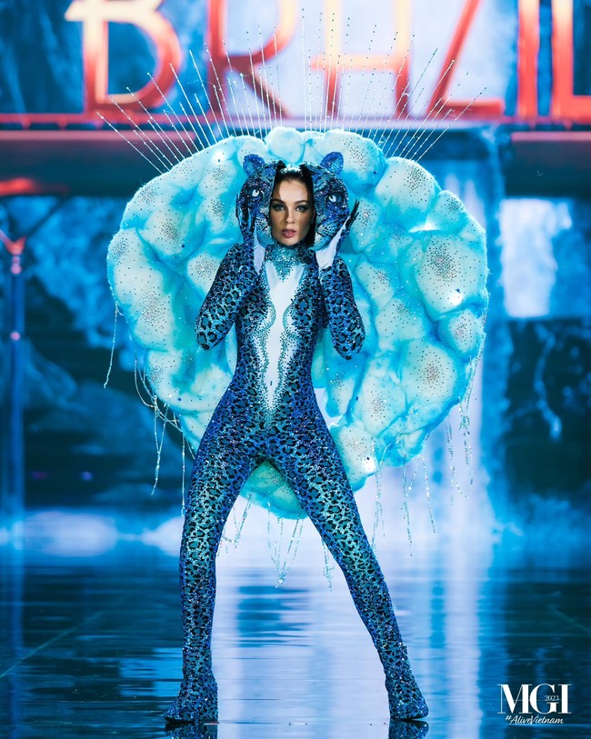 Miss Grand Brazil Adriana Yanca menjelma menjadi jaguar berwarna biru saat membawakan kostum nasional di penjurian Miss Grand International 2023. Foto: Dok. Facebook/Miss grand International