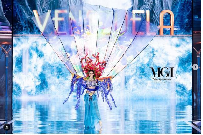 Miss Grand Venezuela Valentina Martínez Landkœr mengenakan kostum nasional tema Protector of Mochima di penjurian Miss Grand International 2023. Mochima adalah taman nasional yang terletak di Sucre, wilayah timur laut Venezuela. Taman Nasional ini dibentuk untuk melindungi lingkungan laut dan hutan pegunungan Turimiquire.  Foto: Dok. Facebook/Miss grand International