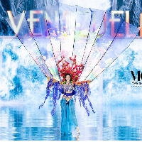 Miss Grand Venezuela Valentina Martínez Landkœr mengenakan kostum nasional tema Protector of Mochima di penjurian Miss Grand International 2023. Mochima adalah taman nasional yang terletak di Sucre, wilayah timur laut Venezuela. Taman Nasional ini dibentuk untuk melindungi lingkungan laut dan hutan pegunungan Turimiquire.  Foto: Dok. Facebook/Miss grand International