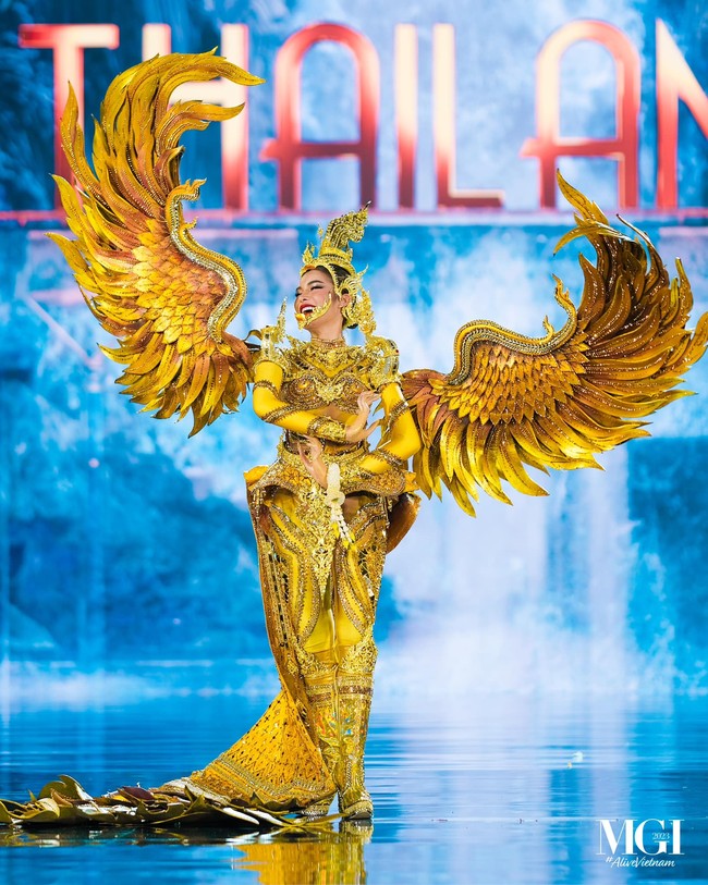 Miss Grand Thailand Thaweepon Phingchamrat tampil dengan kostum nasional garuda emas di penjurian Miss Grand International 2023. Garuda yang ditampilkannya ini terinspirasi dari patung garuda yang ada di Wat Phra Kaew, kuil istana kerajaan, salah satu tempat wisata terkenal di Bangkok, Thailand. Foto: Dok. Facebook/Miss grand International