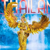 Miss Grand Thailand Thaweepon Phingchamrat tampil dengan kostum nasional garuda emas di penjurian Miss Grand International 2023. Garuda yang ditampilkannya ini terinspirasi dari patung garuda yang ada di Wat Phra Kaew, kuil istana kerajaan, salah satu tempat wisata terkenal di Bangkok, Thailand. Foto: Dok. Facebook/Miss grand International