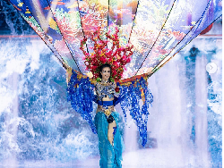 10 Kostum Heboh Finalis Miss Grand International 2023, Ada yang Bawa Becak