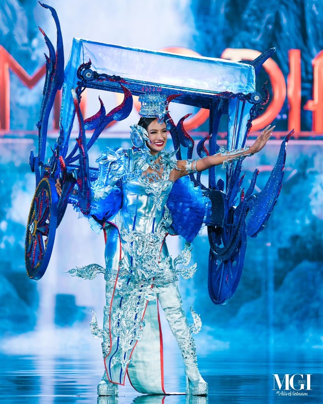 Penampilan Miss Grand Kamboja Phoem Sreynor menjadi salah satu yang terheboh dalam sesi penjurian Miss Grand International 2023. Dia naik ke atas panggung dengan memakai kostum berbentuk cyclo, kendaraan mirip becak yang populer di Kamboja sejak 1936.  Foto: Dok. Facebook/Miss grand International