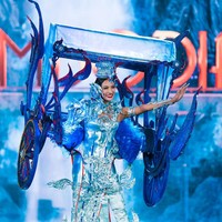 Penampilan Miss Grand Kamboja Phoem Sreynor menjadi salah satu yang terheboh dalam sesi penjurian Miss Grand International 2023. Dia naik ke atas panggung dengan memakai kostum berbentuk cyclo, kendaraan mirip becak yang populer di Kamboja sejak 1936.  Foto: Dok. Facebook/Miss grand International