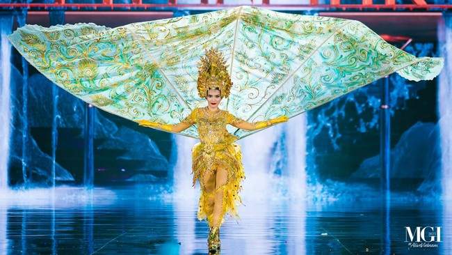 Miss Grand Myanmar Ni Ni Lin Eain membawa sayap raksasa di penjurian kostum nasional Miss Grand International 2023. Menurut finalis asal Myanmar itu kostumnya menggambarkan kemakmuran negaranya. Foto: Dok. Facebook/Miss grand International