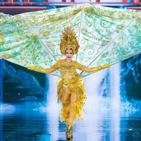 Miss Grand Myanmar Ni Ni Lin Eain membawa sayap raksasa di penjurian kostum nasional Miss Grand International 2023. Menurut finalis asal Myanmar itu kostumnya menggambarkan kemakmuran negaranya. Foto: Dok. Facebook/Miss grand International