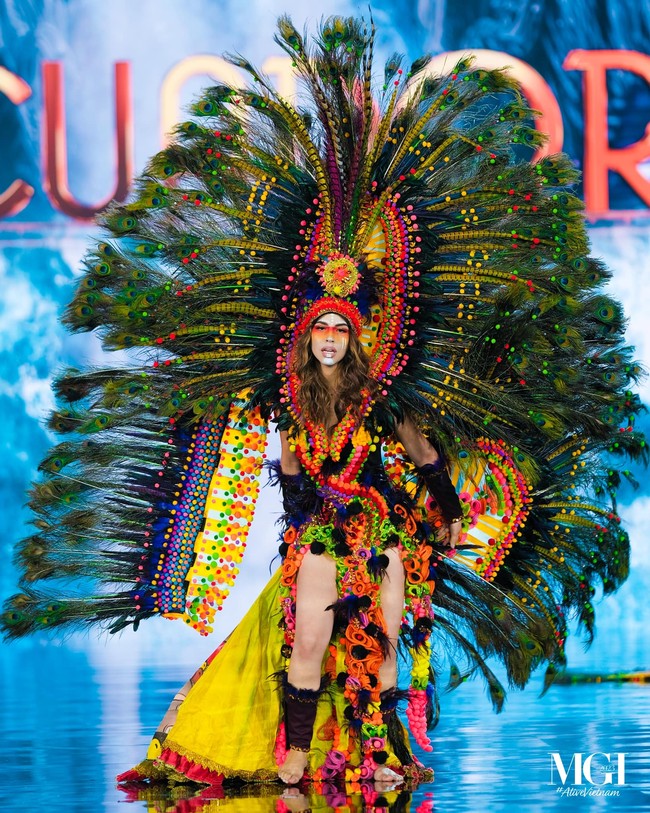Miss Grand Ecuador Andrea Ojeda Fernández tampil menjadi dewi kesuburan di penjurian kostum nasional Miss Grand International 2023. Foto: Dok. Facebook/Miss grand International