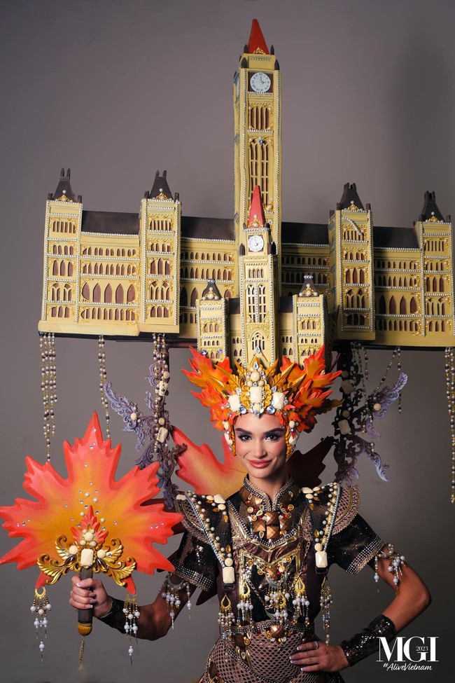 Miss Grand Canada Yuliya Shcherban tampil membawa ‘gedung’ saat sesi penjurian kostum nasional Miss Grand International 2023 yang digelar di Phu Tho Indoor Sport Stadium, Ho Chi Minh City, Vietnam, baru-baru ini. Yuliya menampilkan kostum bertemakan ‘The Great Canada Parliament Building’ atau gedung parlemen asal negaranya, Kanada. Foto: Dok. Facebook/Miss grand International