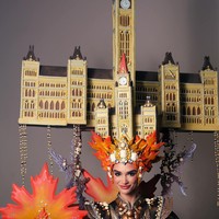 Miss Grand Canada Yuliya Shcherban tampil membawa ‘gedung’ saat sesi penjurian kostum nasional Miss Grand International 2023 yang digelar di Phu Tho Indoor Sport Stadium, Ho Chi Minh City, Vietnam, baru-baru ini. Yuliya menampilkan kostum bertemakan ‘The Great Canada Parliament Building’ atau gedung parlemen asal negaranya, Kanada. Foto: Dok. Facebook/Miss grand International