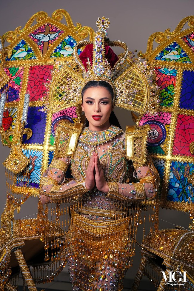 Miss Grand Honduras Britthany Marroquin mengenakan kostum nasional bertemakan ‘The treasures of the virgin of suyapa queen of honduras’. Kostumnya terinspirasi dari keindahan mozaik di Basilika Katolik Suyapa di Honduras. Foto: Dok. Facebook/Miss grand International