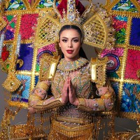 Miss Grand Honduras Britthany Marroquin mengenakan kostum nasional bertemakan ‘The treasures of the virgin of suyapa queen of honduras’. Kostumnya terinspirasi dari keindahan mozaik di Basilika Katolik Suyapa di Honduras. Foto: Dok. Facebook/Miss grand International