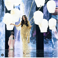 Miss Grand India Arshina Sumbul mengenakan kostum nasional bertemakan ‘Divali Festival.’ Tampak depan kostum Arshina terlihat sederhana yaitu busana khas India yaitu sari berwarna emas. Namun pada bagian belakangnya tampak heboh karena Arshina membawa beberapa lampion yang biasa ada di Festival Divali di India. Foto: Dok. Facebook/Miss grand International