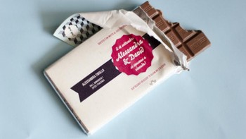 Undangannya dikirim sekaligus cokelat. Asik! Foto: pixelcurse.com