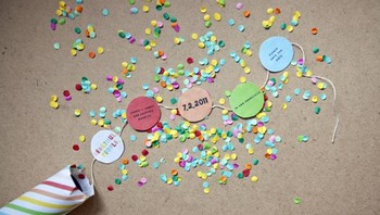 Undangan berbentuk confetti. Foto: Ritely.com