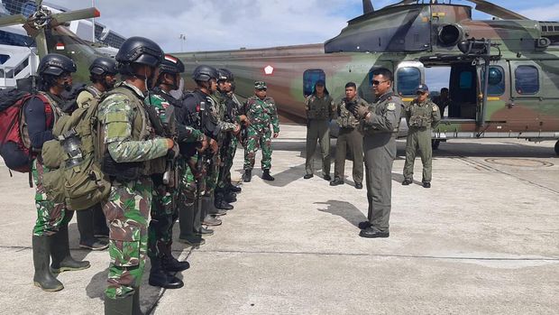 Letda Pas Gideon dkk evakuasi pekerja di Nduga.