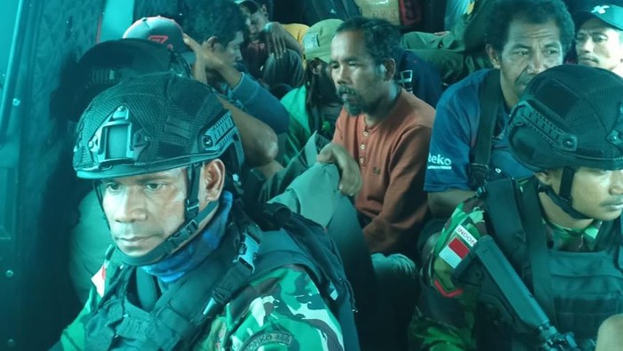 Letda Pas Gideon dkk evakuasi pekerja di Nduga.