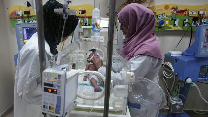 Dokter Palestina sedang merawat bayi yang lahir prematur di salah rumah sakit di Gaza, Minggu (22/10/2023). Nyawa 120 bayi baru lahir yang berada di inkubator rumah sakit di Gaza terancam imbas Israel memblokade pasokan listrik.