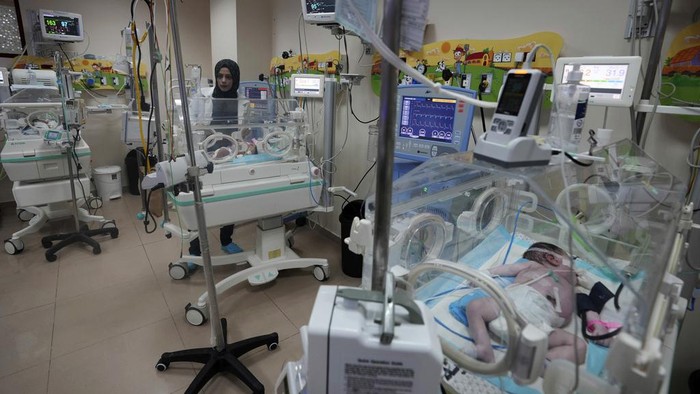 Dokter Palestina sedang merawat bayi yang lahir prematur di salah rumah sakit di Gaza, Minggu (22/10/2023). Nyawa 120 bayi baru lahir yang berada di inkubator rumah sakit di Gaza terancam imbas Israel memblokade pasokan listrik.