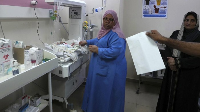 Dokter Palestina sedang merawat bayi yang lahir prematur di salah rumah sakit di Gaza, Minggu (22/10/2023). Nyawa 120 bayi baru lahir yang berada di inkubator rumah sakit di Gaza terancam imbas Israel memblokade pasokan listrik.