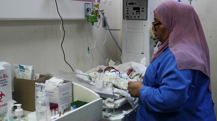 Dokter Palestina sedang merawat bayi yang lahir prematur di salah rumah sakit di Gaza, Minggu (22/10/2023). Nyawa 120 bayi baru lahir yang berada di inkubator rumah sakit di Gaza terancam imbas Israel memblokade pasokan listrik.