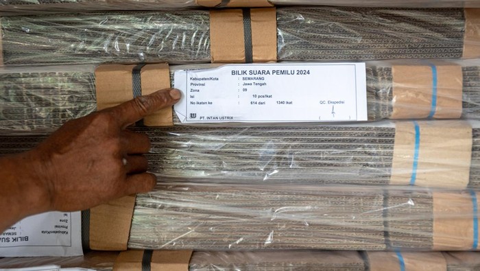 Logistik bilik Pemilu 2024 tiba di Kabupaten Semarang Petugas menurunkan bilik pemungutan suara Pemilu 2024 di gudang penyimpanan sementara Gedung Serbaguna Korpri Kabupaten Semarang, Jawa Tengah, Senin (23/10/2023). KPU Kabupaten Semarang menerima logistik Pemilu 2024 tahap pertama berupa 13.404 unit bilik pemungutan suara untuk kebutuhan perlengkapan 3.351 Tempat Pemungutan Suara (TPS) yang tersebar di 19 kecamatan di Kabupaten Semarang pada Pemilu serentak 2024 tanggal 14 Februari 2024. ANTARA FOTO/Aji Styawan/rwa.
