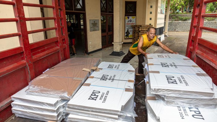 Petugas menurunkan bilik pemungutan suara Pemilu 2024 di gudang penyimpanan sementara Gedung Serbaguna Korpri Kabupaten Semarang, Jawa Tengah, Senin (23/10/2023). KPU Kabupaten Semarang menerima logistik Pemilu 2024 tahap pertama berupa 13.404 unit bilik pemungutan suara untuk kebutuhan perlengkapan 3.351 Tempat Pemungutan Suara (TPS) yang tersebar di 19 kecamatan di Kabupaten Semarang pada Pemilu serentak 2024 tanggal 14 Februari 2024. ANTARA FOTO/Aji Styawan/rwa.