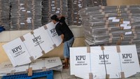 Petugas menata bilik pemungutan suara Pemilu 2024 di gudang penyimpanan sementara Gedung Serbaguna Korpri Kabupaten Semarang, Jawa Tengah, Senin (23/10/2023).  
