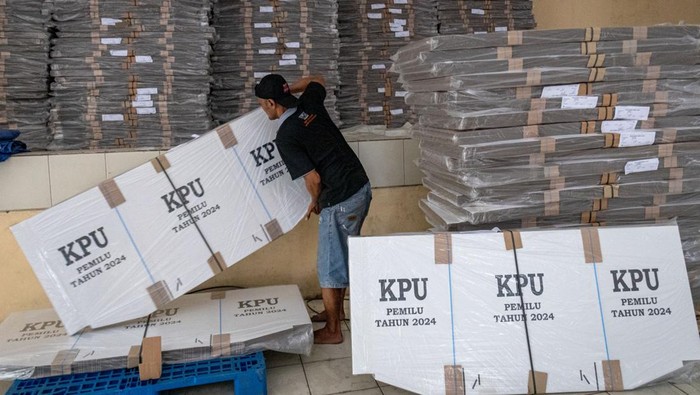 Logistik bilik Pemilu 2024 tiba di Kabupaten Semarang Petugas menurunkan bilik pemungutan suara Pemilu 2024 di gudang penyimpanan sementara Gedung Serbaguna Korpri Kabupaten Semarang, Jawa Tengah, Senin (23/10/2023). KPU Kabupaten Semarang menerima logistik Pemilu 2024 tahap pertama berupa 13.404 unit bilik pemungutan suara untuk kebutuhan perlengkapan 3.351 Tempat Pemungutan Suara (TPS) yang tersebar di 19 kecamatan di Kabupaten Semarang pada Pemilu serentak 2024 tanggal 14 Februari 2024. ANTARA FOTO/Aji Styawan/rwa.