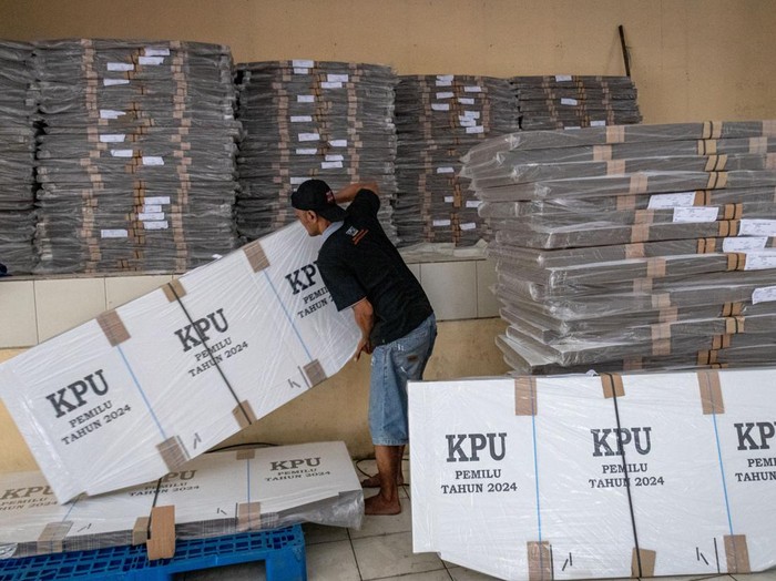Petugas menurunkan bilik pemungutan suara Pemilu 2024 di gudang penyimpanan sementara Gedung Serbaguna Korpri Kabupaten Semarang, Jawa Tengah, Senin (23/10/2023). KPU Kabupaten Semarang menerima logistik Pemilu 2024 tahap pertama berupa 13.404 unit bilik pemungutan suara untuk kebutuhan perlengkapan 3.351 Tempat Pemungutan Suara (TPS) yang tersebar di 19 kecamatan di Kabupaten Semarang pada Pemilu serentak 2024 tanggal 14 Februari 2024. ANTARA FOTO/Aji Styawan/rwa.