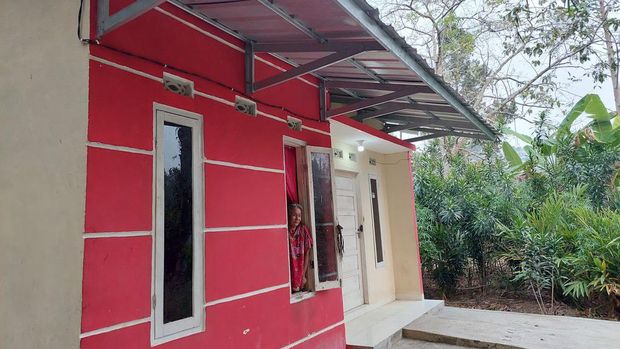 Mak Unah yang kini sudah tinggal di rumah barunya. Sebelumnya, Mak Unah tinggal di rumah papan berukuran 3x3 m.