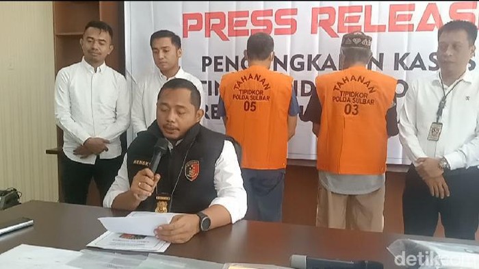 Mantan Kepala Dinas (Kadis) Perhubungan Kabupaten Mamuju, Sulawesi Barat (Sulbar) Andi Sulkifli Rahman (64) ditetapkan sebagai tersangka kasus korupsi pengadaan kapal dengan kerugian negara sebesar Rp 1,5 miliar.