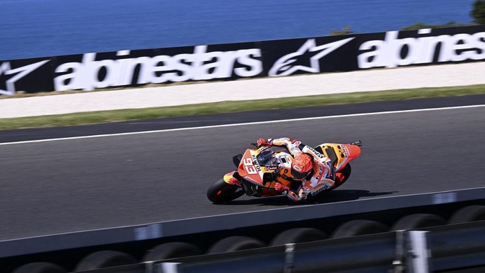 Repsol Hondas Spanish rider Marc Marquez competes during the first free practice session of the MotoGP Australian Grand Prix at Phillip Island on October 20, 2023. (Photo by WILLIAM WEST / AFP) / -- IMAGE RESTRICTED TO EDITORIAL USE - STRICTLY NO COMMERCIAL USE --