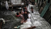 Hal yang sama juga terlihat dengan proyeksi untuk 2050. Beberapa perkampungan di kawasan pesisir Jakarta Utara hingga kini masih terus mengalami banjir rob, banjir yang diakibatkan pasang surut air laut, setiap harinya hingga kondisi ini menjadi hal yang lumrah.Sebut saja Kampung Empang, Muara Angke, wilayah Jakarta yang secara rutin mendapat kunjungan dari banjir ini. 