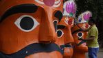 Melihat Proses Mewarnai Patung Rahwana di India