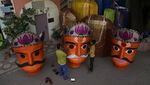 Melihat Proses Mewarnai Patung Rahwana di India