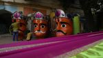 Melihat Proses Mewarnai Patung Rahwana di India