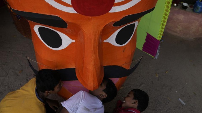 Perajin mulai mempersiapkan patung Rahwana di Hyderabad, India. Nantinya, patung tersebut akan digunakan dalam Festival Dussehra.