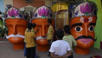Pada saat festival Dussehra, Patung Rahwana, yang menculik istri Dewa Hindu Rama tersebut akan dibakar pada hari terakhir Dussehra.