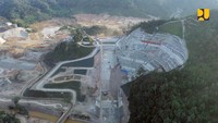 Bendungan Ameroro mulai dikerjakan pada Desember 2020 dengan biaya APBN sebesar Rp1,6 triliun. Pembangunannya dilaksanakan dalam 2 paket pekerjaan, yakni Paket I oleh kontraktor PT Wijaya Karya - PT Sumber Cahaya Agung - PT Basuki Rahmanta Putra (KSO) dan Paket II PT Hutama Karya - PT Adhi Karya (KSO).  