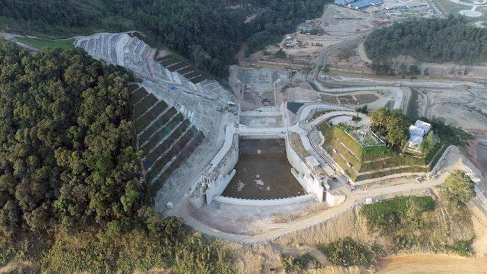 Mengintip Proyek Bendungan Ameroro yang Bakal Diresmikan Akhir Tahun Ini Kementerian PUPR terus mempercepat pembangunan Bendungan Ameroro di Kabupaten Konawe, Provinsi Sulawesi Tenggara. Begini progresnya.