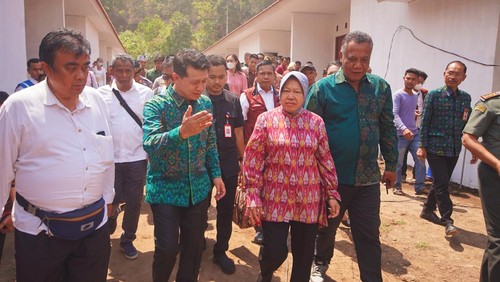Menteri Sosial Tri Risma Harini resmikan rumah derat untuk puluhan KK warga miskin di Klungkung, Senin (23/10/2023).