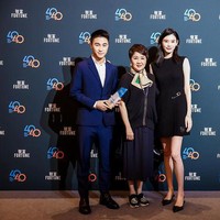 Dalam acara reality show Deep Into The Wild, supermodel yang pernah berjalan untuk fashion Victoria Secret itu mengaku kadang kurang percaya diri karena tubuhnya terlalu tinggi. Apalagi ketika menikah dengan Mario, hal tersebut juga mencuri perhatian publik. Foto: Instagram