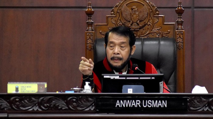 Ketua Mahkamah Konstitusi Anwar Usman memimpin sidang pembacaan putusan terkait permohonan uji materiil Pasal 169 huruf q Undang-Undang (UU) Nomor 7 Tahun 2017 tentang Pemilu yang mengatur batas usia maksimal calon presiden (capres) dan calon wakil presiden (cawapres) di Jakarta, Senin (23/10/2023). Mahkamah Konstitusi menolak seluruh gugatan mengenai batas usia capres-cawapres menjadi maksimal 70 tahun. ANTARA FOTO/Indrianto Eko Suwarso