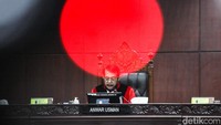 Ketua MK Anwar Usman memimpin sidang gugatan batas maksimal usia capres dalam persidangan di gedung MK, Jalan Medan Merdeka Barat, Jakarta Pusat, Senin (23/10/2023).