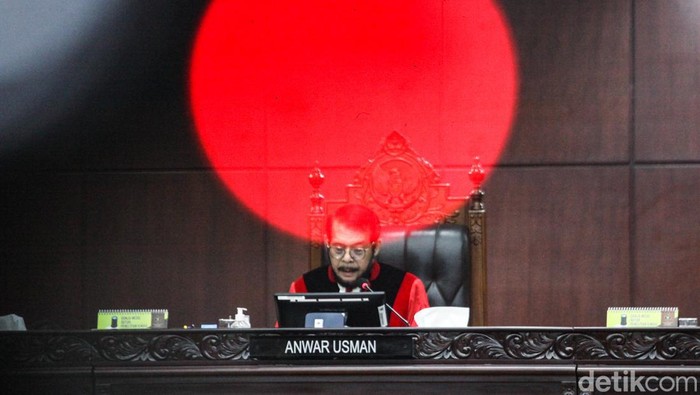 MK Tolak Gugatan Usia Maksimal Capres 70 Tahun Mahkamah Konstitusi (MK) menolak gugatan batas maksimal usia capres 70 tahun. MK juga menolak gugatan usia 21 tahun bisa jadi capres/cawapres.