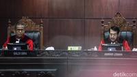 MK memutuskan menolak gugatan usia capres maksimal 70 tahun. Gugatan ini disampaikan Wiwit Ariyanto, Rahayu Fatika Sari, dan Rio Saputro dengan nomor perkara 102/PUU-XXI/2023 dan Rudy Hartono dengan nomor perkara 107/PUU-XXI/2023.