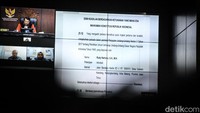 Gugatan juga diajukan oleh pemohon Gulfino Guevarrato. Berdasarkan catatan berita detikcom, Gulfino meminta agar orang yang telah dua kali maju capres tidak diperkenankan maju.