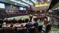 Sidang dihadiri delapan hakim konstitusi dan satu hakim absen, yaitu Guntur Hamzah.