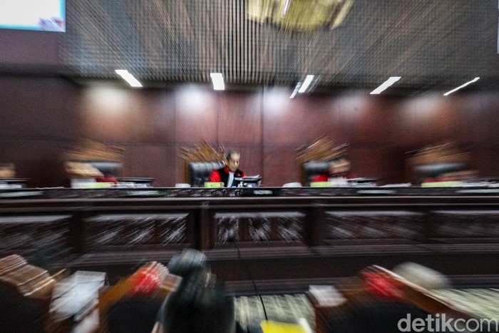 Mahkamah Konstitusi (MK) menolak gugatan batas maksimal usia capres 70 tahun. MK juga menolak gugatan usia 21 tahun bisa jadi capres/cawapres.