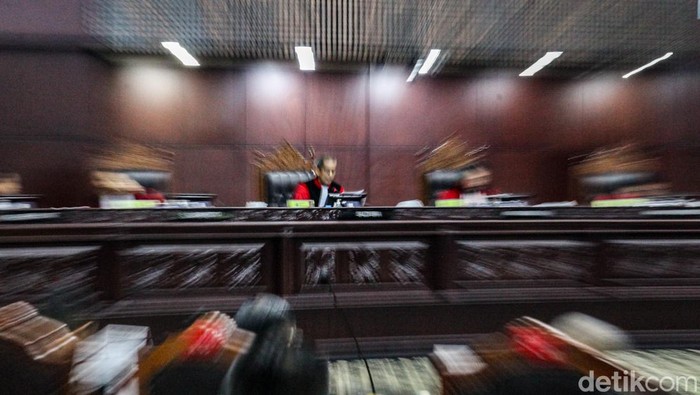 Mahkamah Konstitusi (MK) menolak gugatan batas maksimal usia capres 70 tahun. MK juga menolak gugatan usia 21 tahun bisa jadi capres/cawapres.